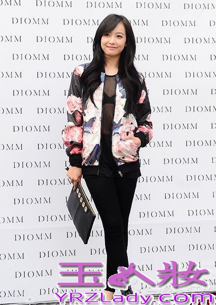 许久不见的女神宋茜，在拍摄完电视剧之后，今日在首尔出席某时尚活动的卖场，一身黑色印花棒球服，让女神彰显出时尚魅力，内里有些微透的蕾丝服饰，彰显小性感，黑色紧身裤，秀出性感长腿，浓妆淡抹的妆容也能让邻家女神闪亮全场。