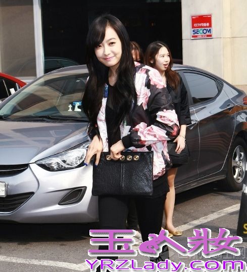 许久不见的女神宋茜，在拍摄完电视剧之后，今日在首尔出席某时尚活动的卖场，一身黑色印花棒球服，让女神彰显出时尚魅力，内里有些微透的蕾丝服饰，彰显小性感，黑色紧身裤，秀出性感长腿，浓妆淡抹的妆容也能让邻家女神闪亮全场。