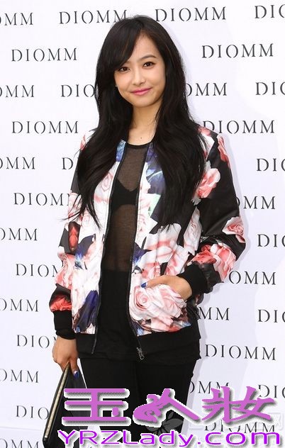 许久不见的女神宋茜，在拍摄完电视剧之后，今日在首尔出席某时尚活动的卖场，一身黑色印花棒球服，让女神彰显出时尚魅力，内里有些微透的蕾丝服饰，彰显小性感，黑色紧身裤，秀出性感长腿，浓妆淡抹的妆容也能让邻家女神闪亮全场。