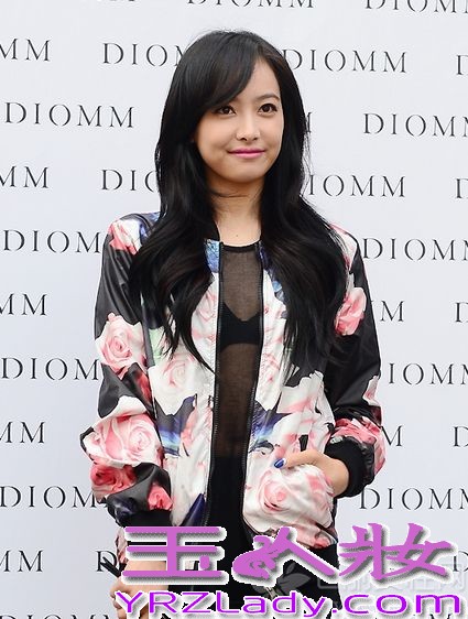 许久不见的女神宋茜，在拍摄完电视剧之后，今日在首尔出席某时尚活动的卖场，一身黑色印花棒球服，让女神彰显出时尚魅力，内里有些微透的蕾丝服饰，彰显小性感，黑色紧身裤，秀出性感长腿，浓妆淡抹的妆容也能让邻家女神闪亮全场。