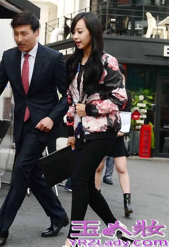 许久不见的女神宋茜，在拍摄完电视剧之后，今日在首尔出席某时尚活动的卖场，一身黑色印花棒球服，让女神彰显出时尚魅力，内里有些微透的蕾丝服饰，彰显小性感，黑色紧身裤，秀出性感长腿，浓妆淡抹的妆容也能让邻家女神闪亮全场。