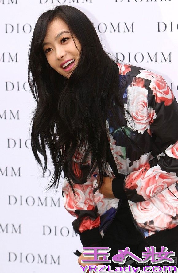 许久不见的女神宋茜，在拍摄完电视剧之后，今日在首尔出席某时尚活动的卖场，一身黑色印花棒球服，让女神彰显出时尚魅力，内里有些微透的蕾丝服饰，彰显小性感，黑色紧身裤，秀出性感长腿，浓妆淡抹的妆容也能让邻家女神闪亮全场。