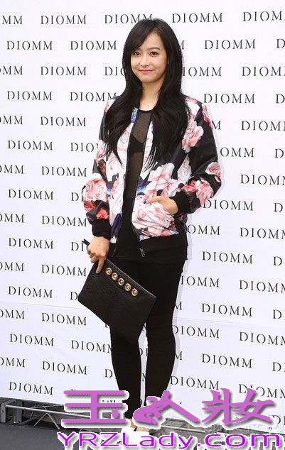 许久不见的女神宋茜，在拍摄完电视剧之后，今日在首尔出席某时尚活动的卖场，一身黑色印花棒球服，让女神彰显出时尚魅力，内里有些微透的蕾丝服饰，彰显小性感，黑色紧身裤，秀出性感长腿，浓妆淡抹的妆容也能让邻家女神闪亮全场。