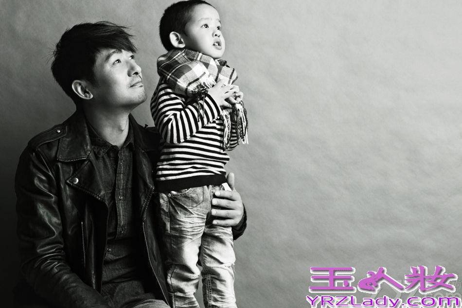 2007年，郭晓冬程莉莎牵手步入婚姻殿堂，婚后，郭晓冬与妻子程莉莎始终恩爱如初，并诞下爱情结晶。回顾夫妻二人过往的幸福脚印，七年之暖甜蜜美满。