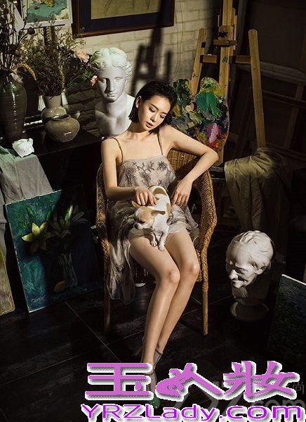 日前，戚薇为某知名时尚杂志拍摄了一组充满艺术感的时尚大片，画面中骨感十足的七哥拿起画笔，面对镜头率性笑开，肆意随性，“猎杀”镜头。在接受采访时戚薇坦然表示：“每个女人都会有自己心底里最强烈的追求，这个世界给了女人这么多机会，那么多可能，我们为什么不多让自己多尝试一些事情呢？很多人说我女权主义，实际上我也会有不安全感，但我不会依赖爱情，让伴侣来解决所有问题，我更喜欢跟各种朋友聚在一起，一起聊天，一起吃饭，一起喝一杯，朋友是我的后盾，也是我的安全感来源 ”。