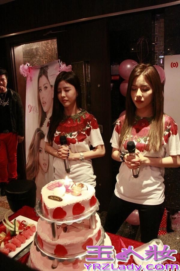 日前，By2与歌迷一起度过了自己22岁的生日。生日当天，大批歌迷集结北京并精心准备了生日礼物为By2两姐妹庆生，开心的两姐妹还与歌迷玩起猜歌游戏，没料到任何一首By2的歌曲都无法难倒歌迷，每位歌迷都能将By2的歌曲唱得朗朗上口。曾赴美国学习电影的By2在新专辑筹备过程中，By2也学以致用的将在美国学到的表演技巧运用在舞蹈和歌唱方面，还在生日当天许愿新的一年在影视方面能取得像音乐一样的好成绩。