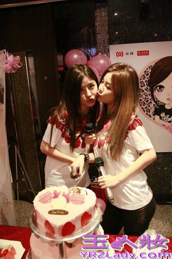 日前，By2与歌迷一起度过了自己22岁的生日。生日当天，大批歌迷集结北京并精心准备了生日礼物为By2两姐妹庆生，开心的两姐妹还与歌迷玩起猜歌游戏，没料到任何一首By2的歌曲都无法难倒歌迷，每位歌迷都能将By2的歌曲唱得朗朗上口。曾赴美国学习电影的By2在新专辑筹备过程中，By2也学以致用的将在美国学到的表演技巧运用在舞蹈和歌唱方面，还在生日当天许愿新的一年在影视方面能取得像音乐一样的好成绩。