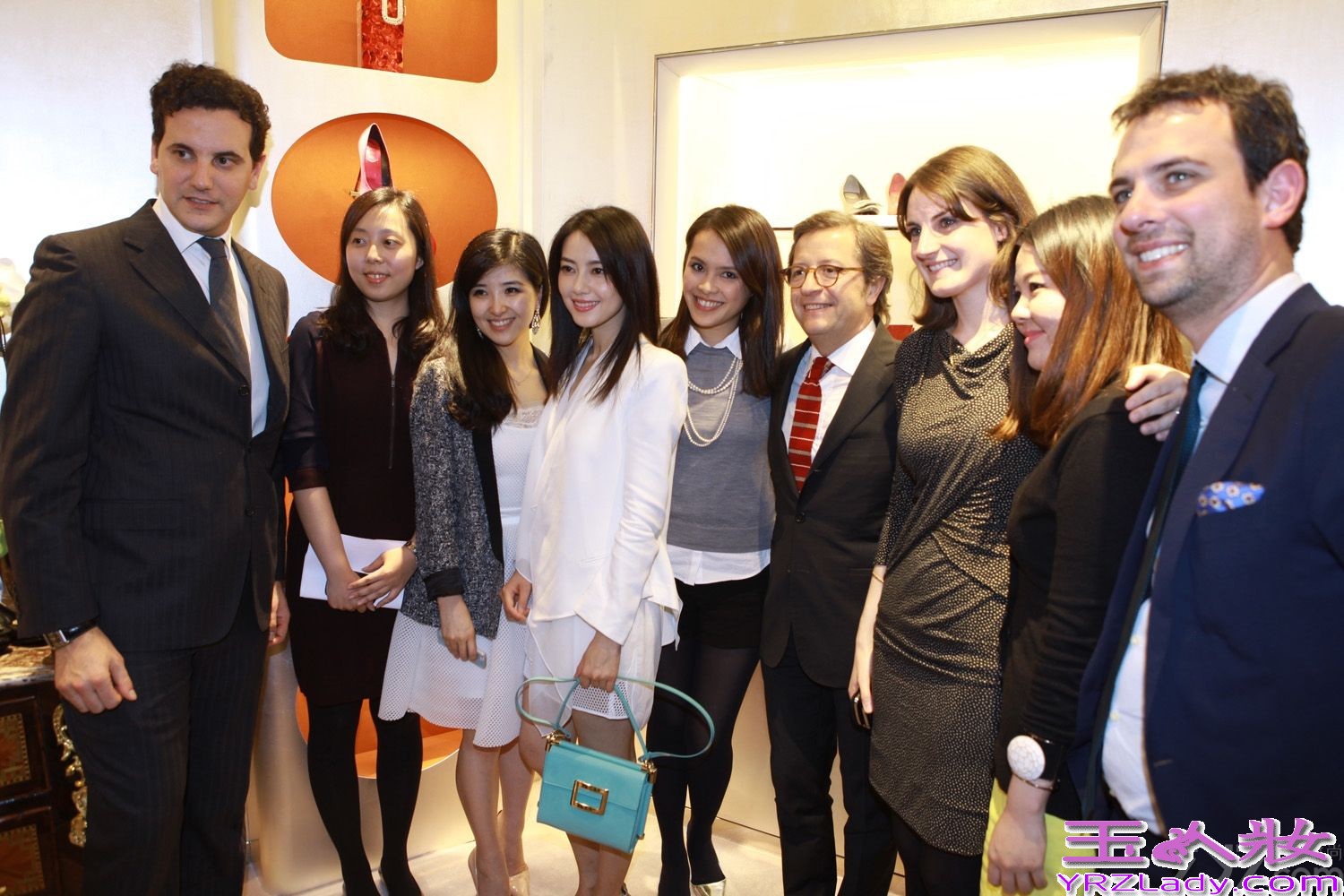 昨日，高圆圆一袭白色裙装亮相成都，出席某高档鞋履品牌旗舰店开幕典礼。洁白色的套裙与飘逸的长发相得益彰，粉嫩的唇色与精致的妆容更是画龙点睛。在聊到对成都的印象时，高圆圆回忆起当年拍《好雨时节》的日子：“成都真是一个很适宜人居住的地方，当年，杜甫草堂啊，街边的茶馆啊都给我留下了很深的印象。”