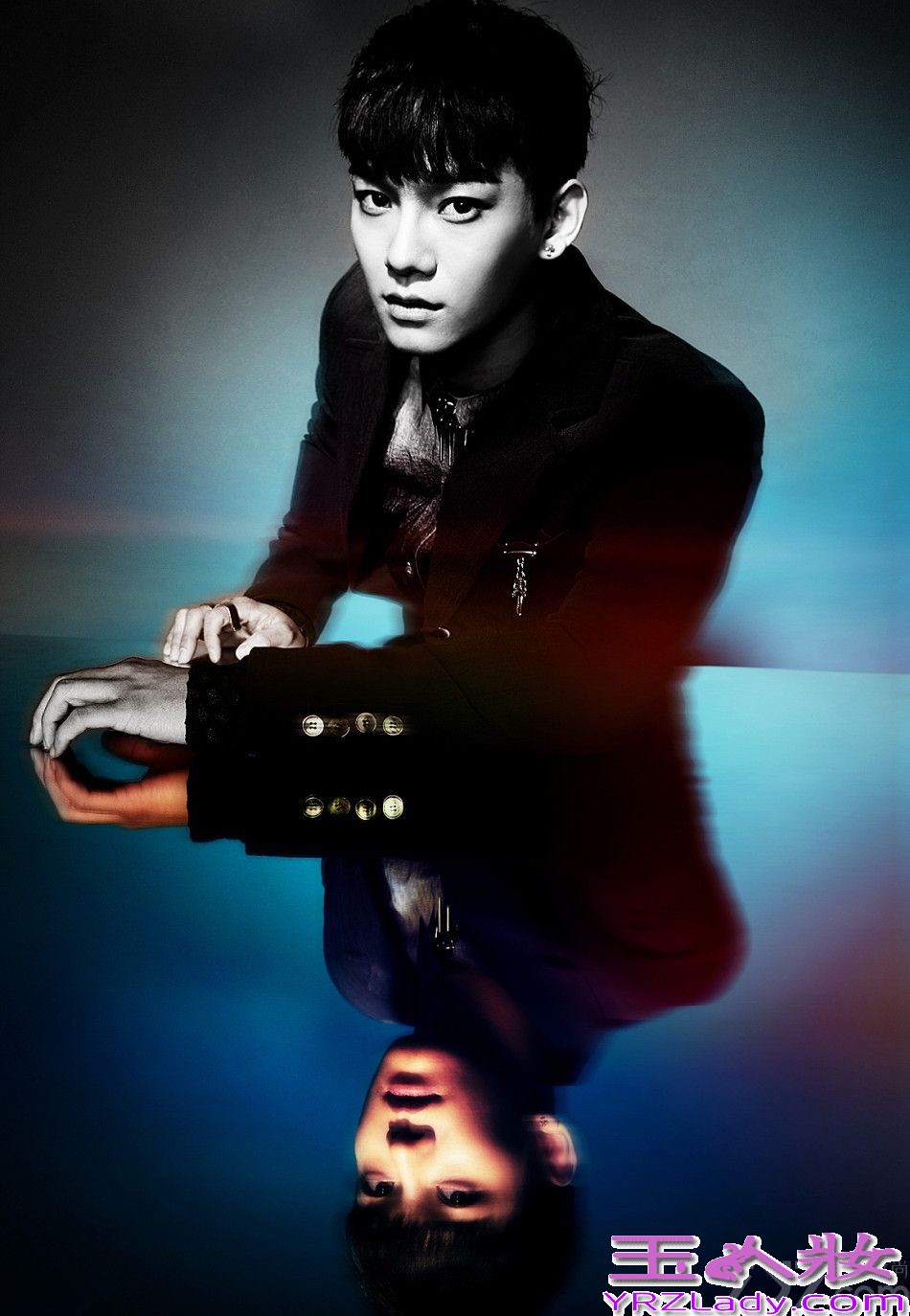 即将回归月坛的韩国男团EXO新专辑造型图片全曝光，成员们在在梦幻般的镜面倒影下，展现出更加独有魅力的型男气息，2014年4月8日EXO也迎来了出道两周年庆，一起来欣赏EXO最新高清图吧！