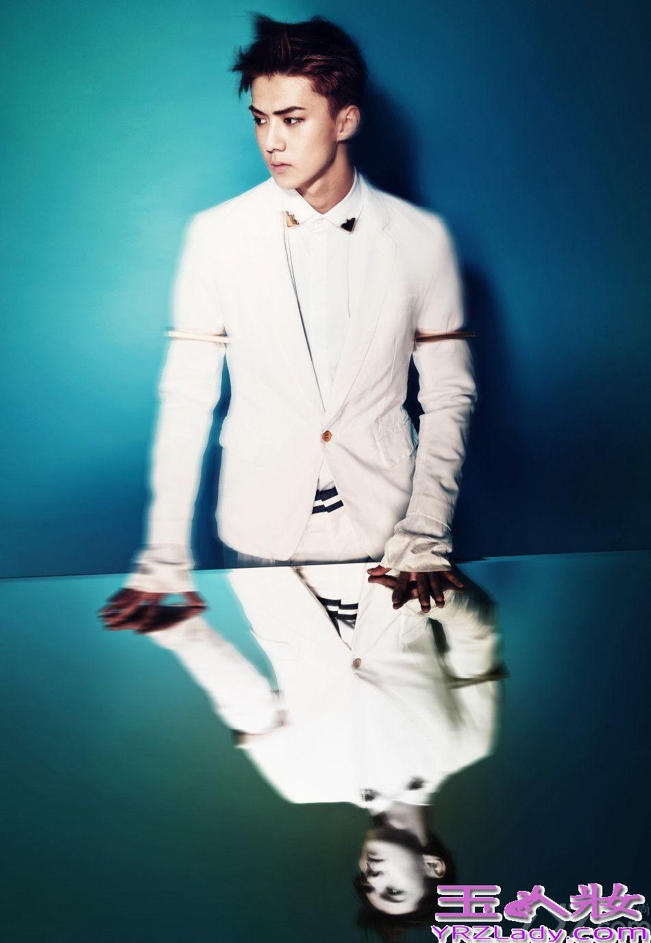 即将回归月坛的韩国男团EXO新专辑造型图片全曝光，成员们在在梦幻般的镜面倒影下，展现出更加独有魅力的型男气息，2014年4月8日EXO也迎来了出道两周年庆，一起来欣赏EXO最新高清图吧！