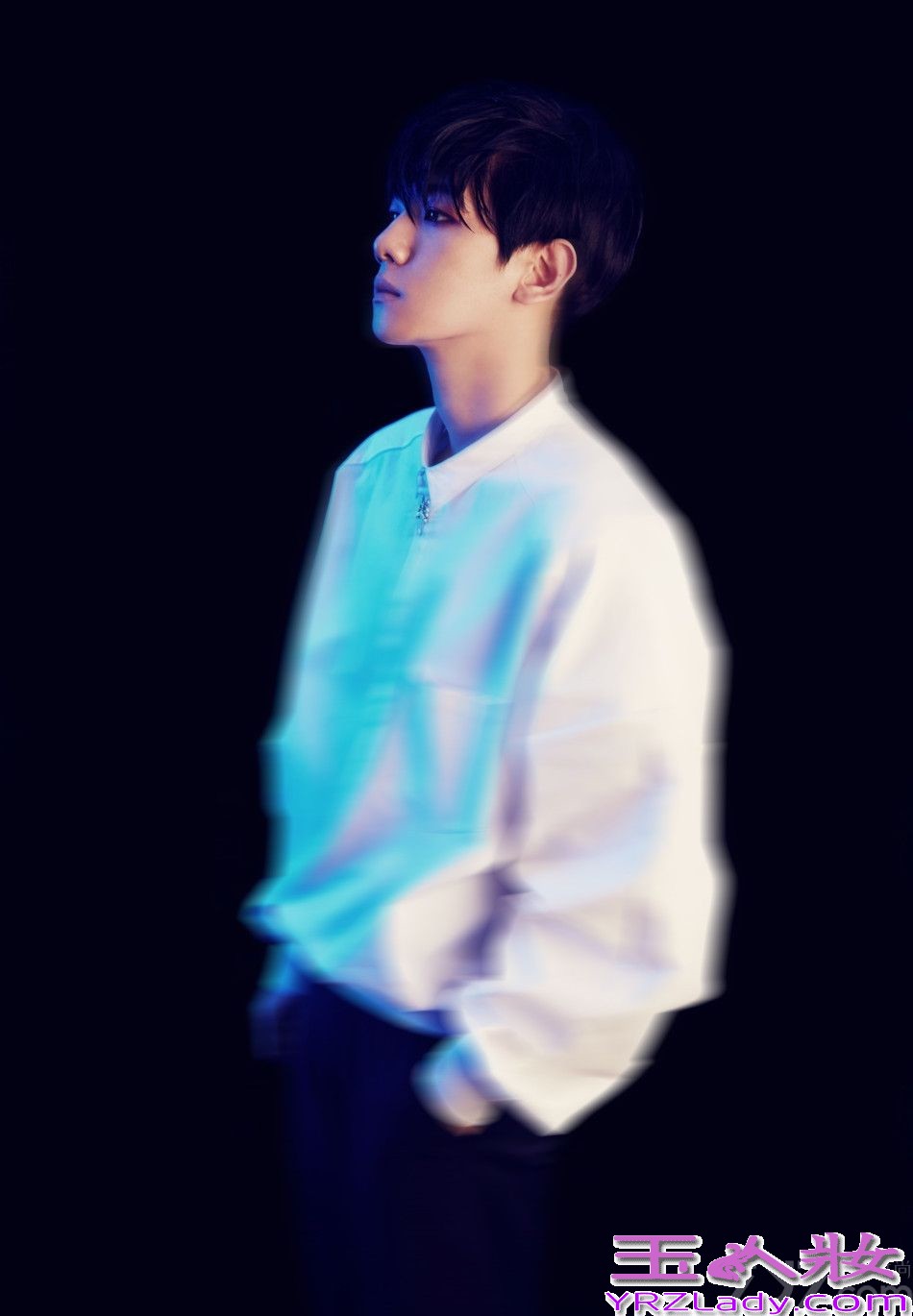 即将回归月坛的韩国男团EXO新专辑造型图片全曝光，成员们在在梦幻般的镜面倒影下，展现出更加独有魅力的型男气息，2014年4月8日EXO也迎来了出道两周年庆，一起来欣赏EXO最新高清图吧！