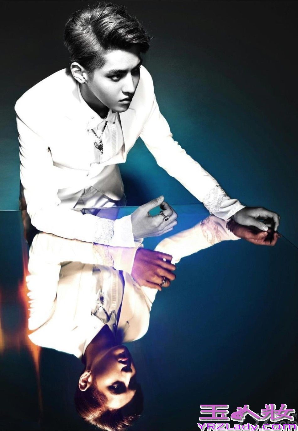 即将回归月坛的韩国男团EXO新专辑造型图片全曝光，成员们在在梦幻般的镜面倒影下，展现出更加独有魅力的型男气息，2014年4月8日EXO也迎来了出道两周年庆，一起来欣赏EXO最新高清图吧！