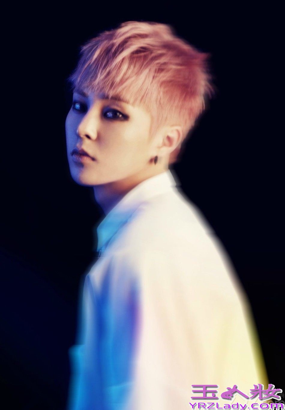 即将回归月坛的韩国男团EXO新专辑造型图片全曝光，成员们在在梦幻般的镜面倒影下，展现出更加独有魅力的型男气息，2014年4月8日EXO也迎来了出道两周年庆，一起来欣赏EXO最新高清图吧！