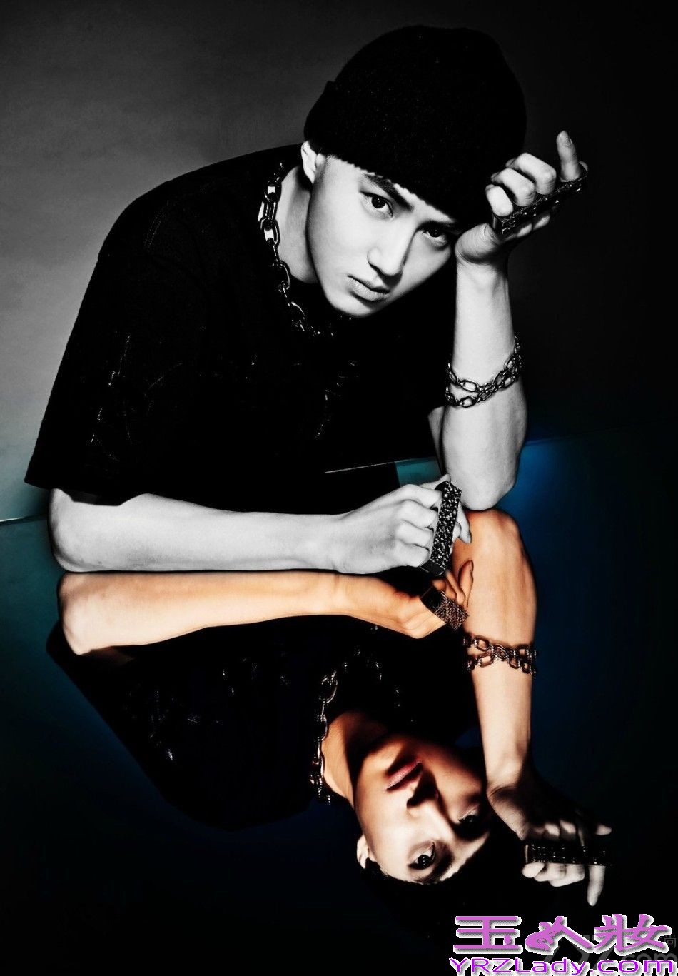 即将回归月坛的韩国男团EXO新专辑造型图片全曝光，成员们在在梦幻般的镜面倒影下，展现出更加独有魅力的型男气息，2014年4月8日EXO也迎来了出道两周年庆，一起来欣赏EXO最新高清图吧！