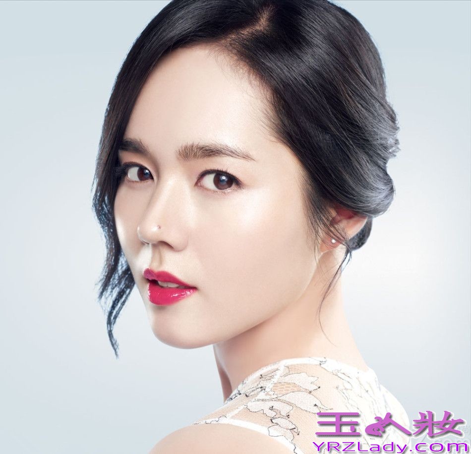 韩佳人是天然美女，她的美貌让女性们嫉妒，这次带来最新韩佳人化妆品代言写真图片，尽显耀眼女神美貌，清纯的气质深入人心，一起来看看吧！