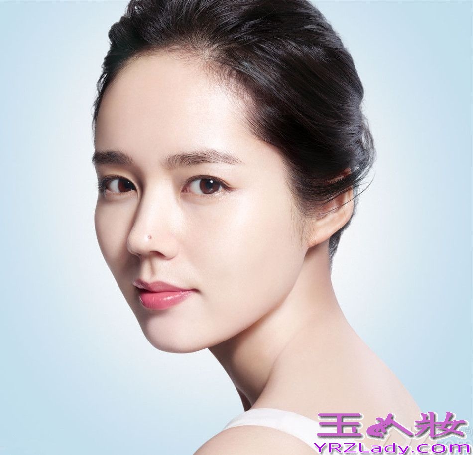 韩佳人是天然美女，她的美貌让女性们嫉妒，这次带来最新韩佳人化妆品代言写真图片，尽显耀眼女神美貌，清纯的气质深入人心，一起来看看吧！