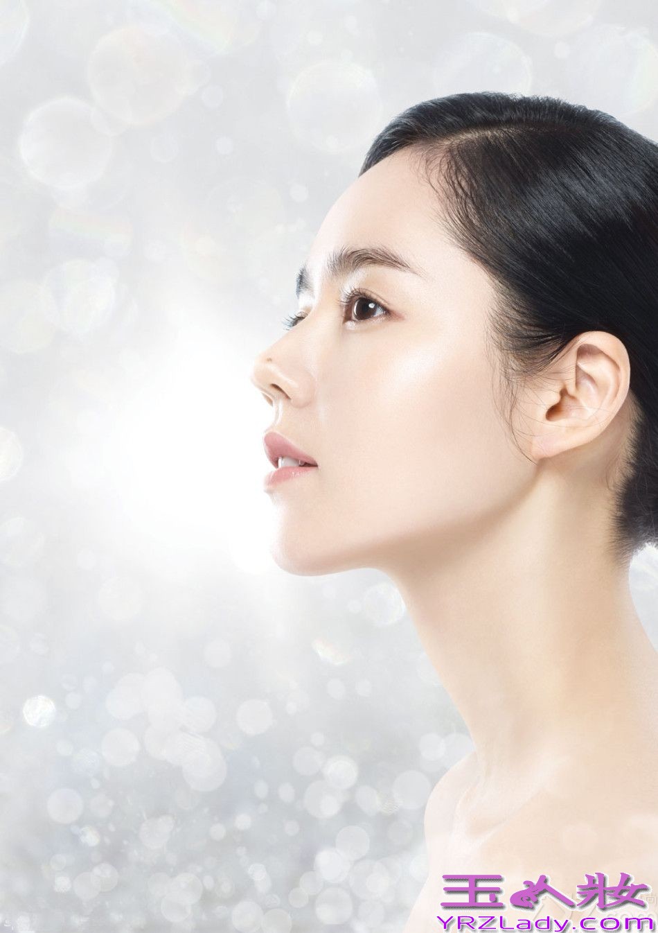 韩佳人是天然美女，她的美貌让女性们嫉妒，这次带来最新韩佳人化妆品代言写真图片，尽显耀眼女神美貌，清纯的气质深入人心，一起来看看吧！