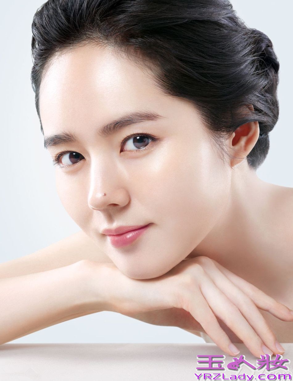 韩佳人是天然美女，她的美貌让女性们嫉妒，这次带来最新韩佳人化妆品代言写真图片，尽显耀眼女神美貌，清纯的气质深入人心，一起来看看吧！