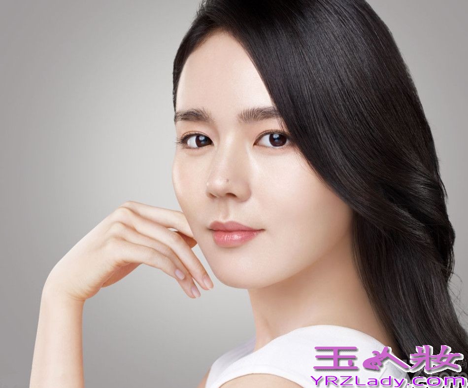 韩佳人是天然美女，她的美貌让女性们嫉妒，这次带来最新韩佳人化妆品代言写真图片，尽显耀眼女神美貌，清纯的气质深入人心，一起来看看吧！