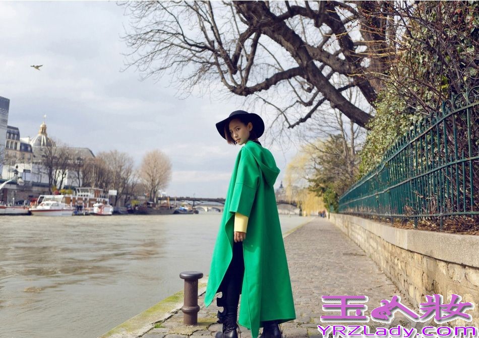 31日，周笔畅巴黎写真曝光，以短发出道的她，性格爽朗，气质独特，尤其是那副眼镜的配搭让人印象深刻。如今，周笔畅已经取下了眼镜，差别超级大，头发也以留长，变得很有女人味，穿上长裙，在巴黎街头，举手投足之间尽显法式优雅。