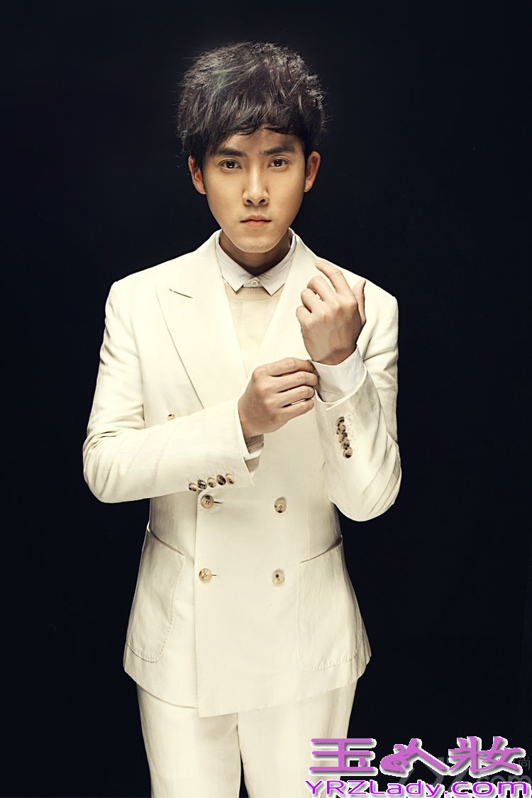 近日，内地演员张睿曝光一组最新魅力写真大片，片中张睿一身帅气利落的白色西装，在黑白极致间化身熟男，彰显绅士品格。