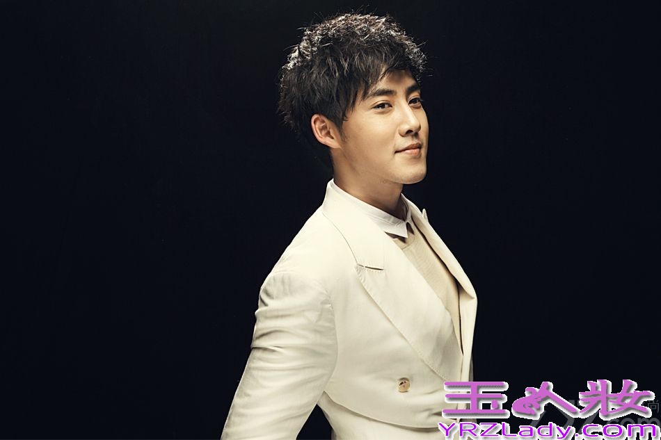 近日，内地演员张睿曝光一组最新魅力写真大片，片中张睿一身帅气利落的白色西装，在黑白极致间化身熟男，彰显绅士品格。