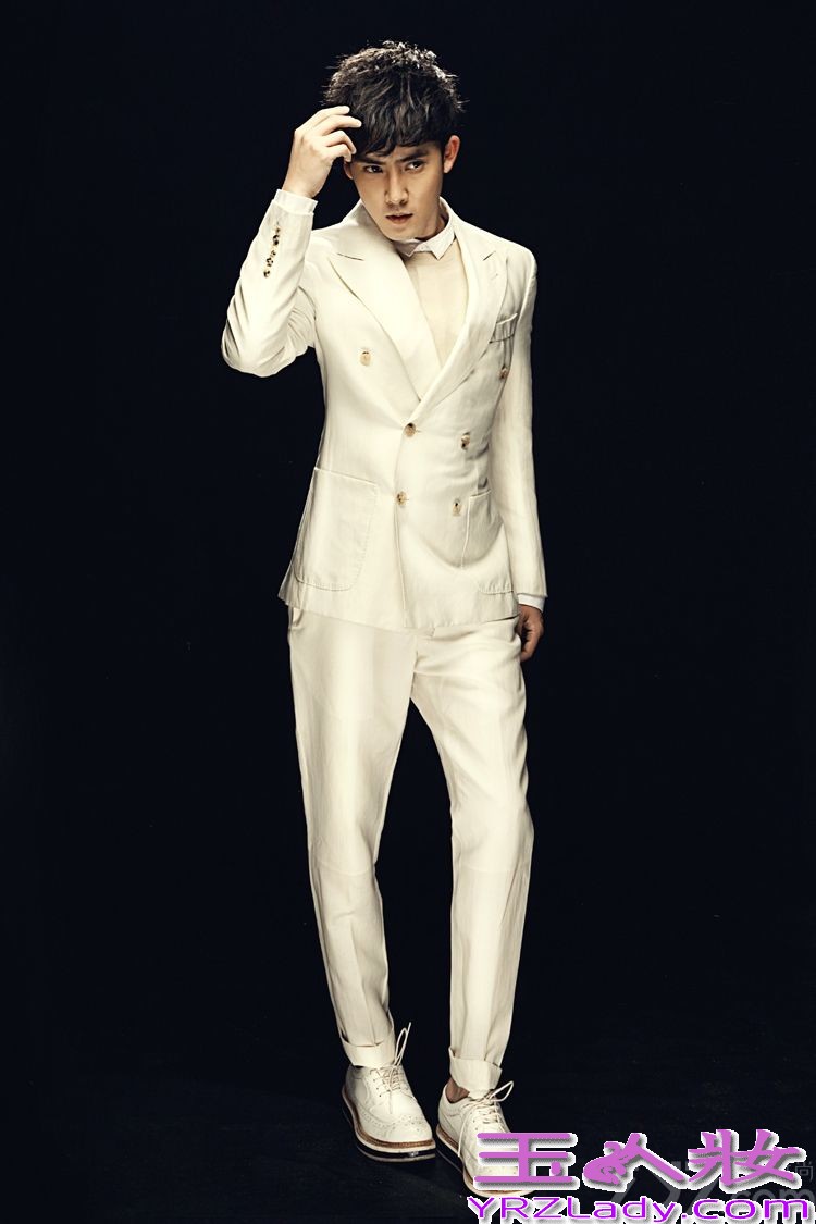 近日，内地演员张睿曝光一组最新魅力写真大片，片中张睿一身帅气利落的白色西装，在黑白极致间化身熟男，彰显绅士品格。