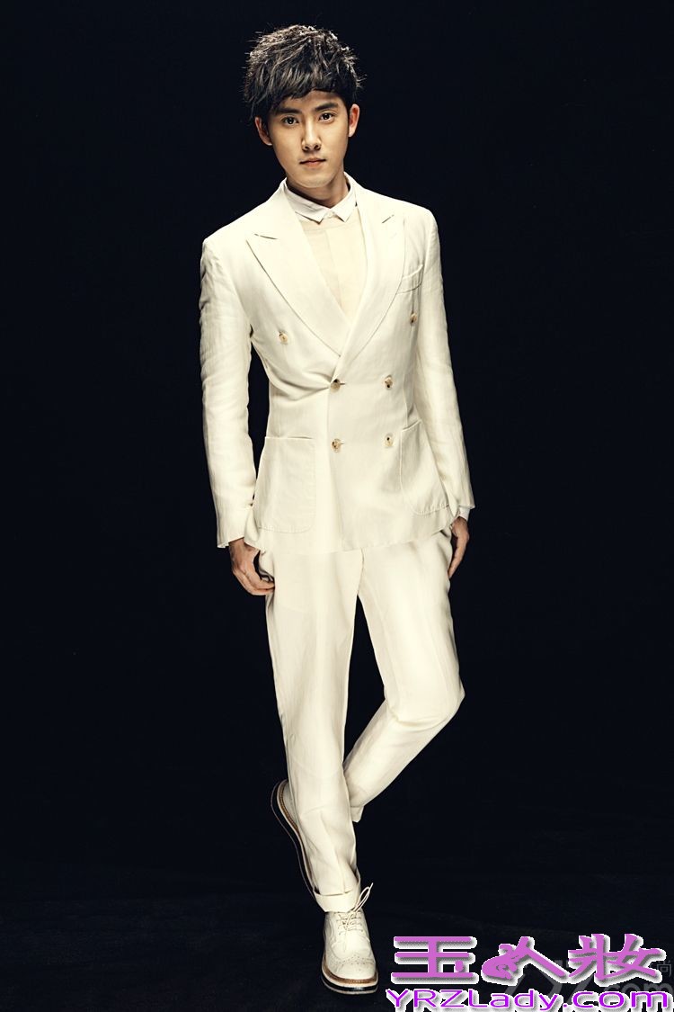 近日，内地演员张睿曝光一组最新魅力写真大片，片中张睿一身帅气利落的白色西装，在黑白极致间化身熟男，彰显绅士品格。
