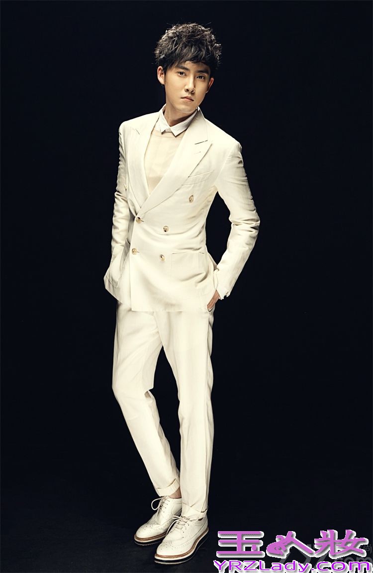近日，内地演员张睿曝光一组最新魅力写真大片，片中张睿一身帅气利落的白色西装，在黑白极致间化身熟男，彰显绅士品格。