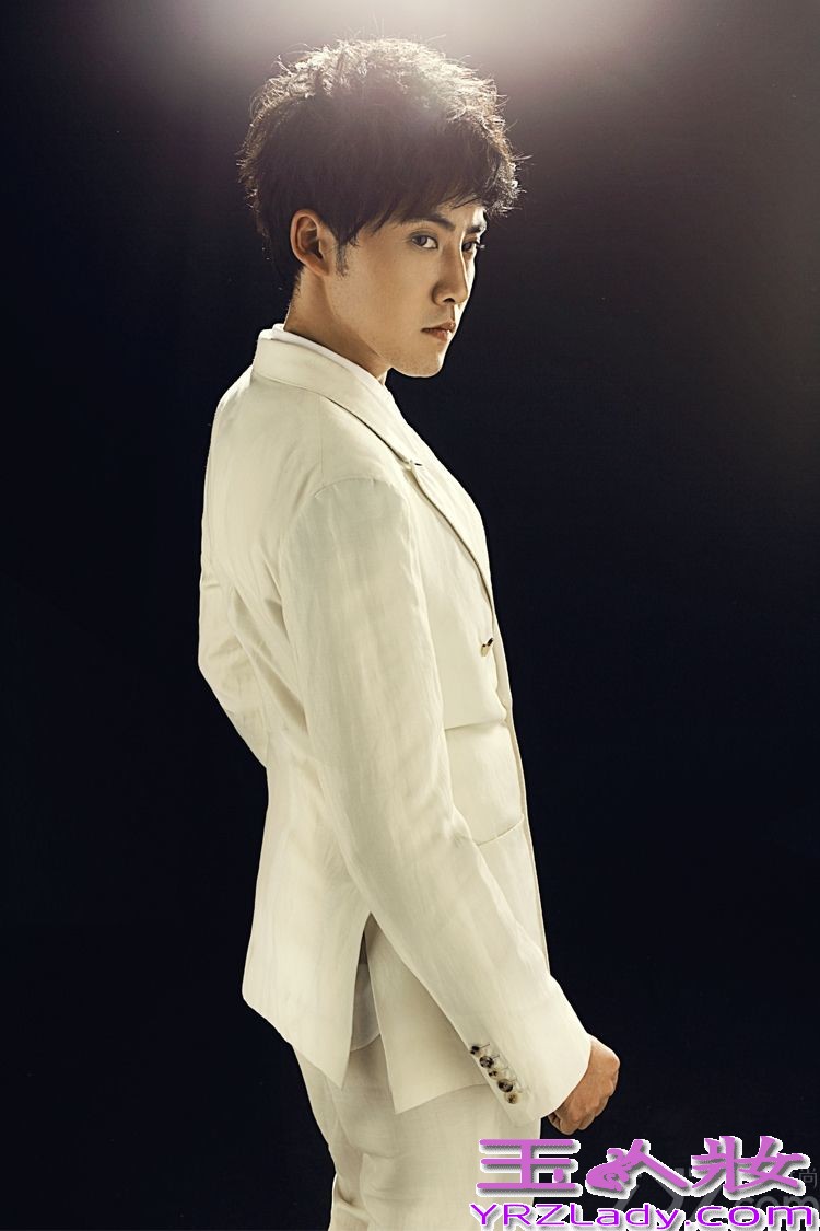 近日，内地演员张睿曝光一组最新魅力写真大片，片中张睿一身帅气利落的白色西装，在黑白极致间化身熟男，彰显绅士品格。