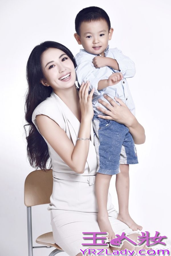 近日，女星杨童舒应邀携子为某杂志拍摄一组封面大片。照片中，杨童舒身着黄色镂空蕾丝连衣裙，怀抱宝贝儿子小葫芦摆出各种亲昵卖萌姿态，母子齐展幸福笑颜。拍摄现场，杨童舒处处悉心照料小宝贝，期间母子俩人更是欢声笑语不断，充分展露出她完美妈妈的一面。