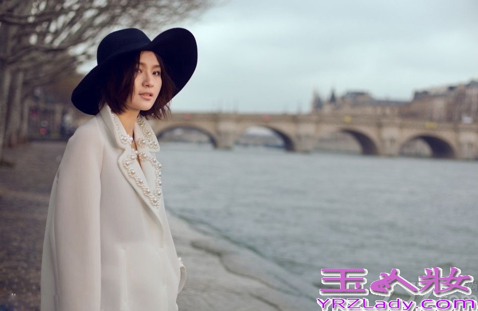 31日，周笔畅巴黎写真曝光，以短发出道的她，性格爽朗，气质独特，尤其是那副眼镜的配搭让人印象深刻。如今，周笔畅已经取下了眼镜，差别超级大，头发也以留长，变得很有女人味，穿上长裙，在巴黎街头，举手投足之间尽显法式优雅。