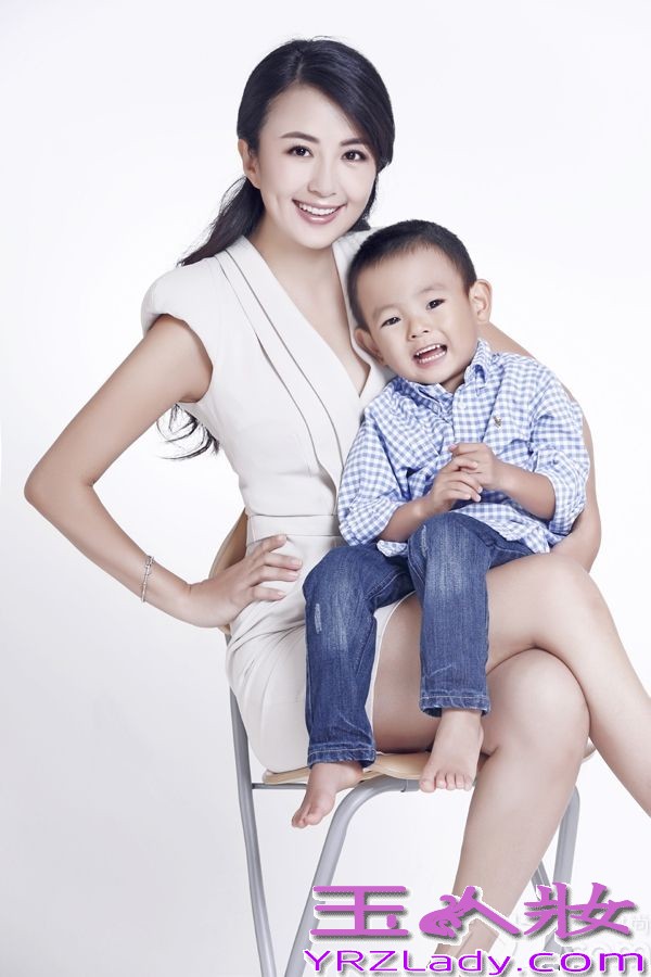 近日，女星杨童舒应邀携子为某杂志拍摄一组封面大片。照片中，杨童舒身着黄色镂空蕾丝连衣裙，怀抱宝贝儿子小葫芦摆出各种亲昵卖萌姿态，母子齐展幸福笑颜。拍摄现场，杨童舒处处悉心照料小宝贝，期间母子俩人更是欢声笑语不断，充分展露出她完美妈妈的一面。