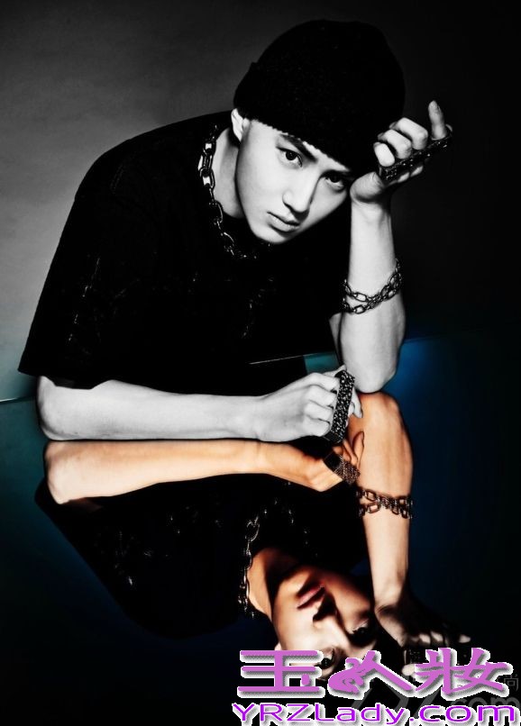 韩国大势男团EXO在近日公开全体成员的新造型，在这组写着中，12名成员分别采用了不同的梦幻背景倒映出熟男魅力，褪去了青涩男孩魅力，显得更MAN，分享EXO新专辑写真造型曝光，梦幻画面倒映出熟男魅力。