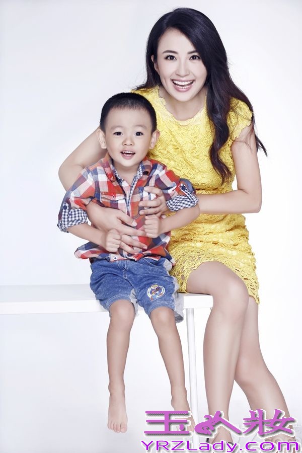 近日，女星杨童舒应邀携子为某杂志拍摄一组封面大片。照片中，杨童舒身着黄色镂空蕾丝连衣裙，怀抱宝贝儿子小葫芦摆出各种亲昵卖萌姿态，母子齐展幸福笑颜。拍摄现场，杨童舒处处悉心照料小宝贝，期间母子俩人更是欢声笑语不断，充分展露出她完美妈妈的一面。