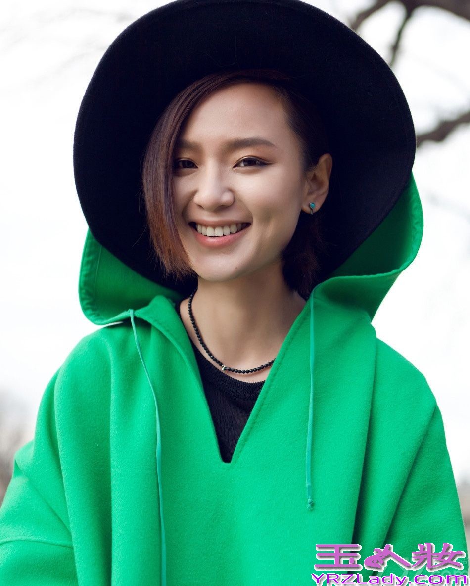 31日，周笔畅巴黎写真曝光，以短发出道的她，性格爽朗，气质独特，尤其是那副眼镜的配搭让人印象深刻。如今，周笔畅已经取下了眼镜，差别超级大，头发也以留长，变得很有女人味，穿上长裙，在巴黎街头，举手投足之间尽显法式优雅。