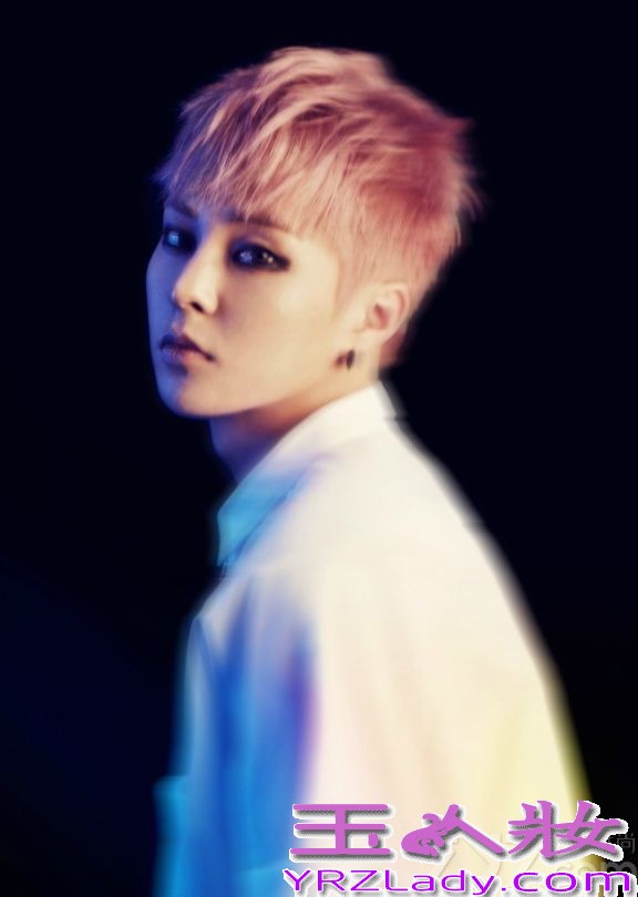 韩国大势男团EXO在近日公开全体成员的新造型，在这组写着中，12名成员分别采用了不同的梦幻背景倒映出熟男魅力，褪去了青涩男孩魅力，显得更MAN，分享EXO新专辑写真造型曝光，梦幻画面倒映出熟男魅力。