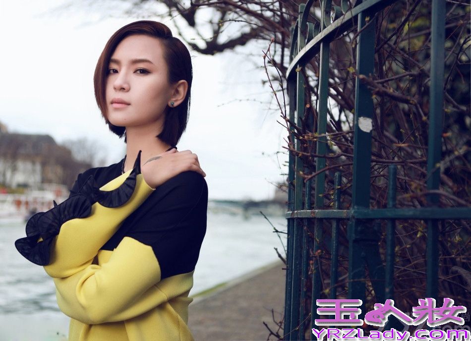 31日，周笔畅巴黎写真曝光，以短发出道的她，性格爽朗，气质独特，尤其是那副眼镜的配搭让人印象深刻。如今，周笔畅已经取下了眼镜，差别超级大，头发也以留长，变得很有女人味，穿上长裙，在巴黎街头，举手投足之间尽显法式优雅。