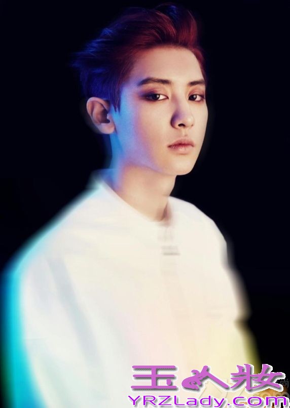 韩国大势男团EXO在近日公开全体成员的新造型，在这组写着中，12名成员分别采用了不同的梦幻背景倒映出熟男魅力，褪去了青涩男孩魅力，显得更MAN，分享EXO新专辑写真造型曝光，梦幻画面倒映出熟男魅力。