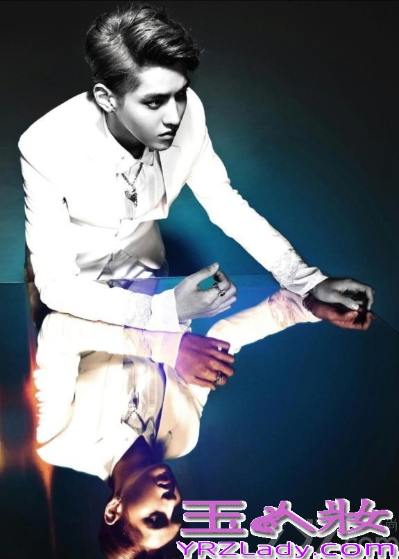 韩国大势男团EXO在近日公开全体成员的新造型，在这组写着中，12名成员分别采用了不同的梦幻背景倒映出熟男魅力，褪去了青涩男孩魅力，显得更MAN，分享EXO新专辑写真造型曝光，梦幻画面倒映出熟男魅力。