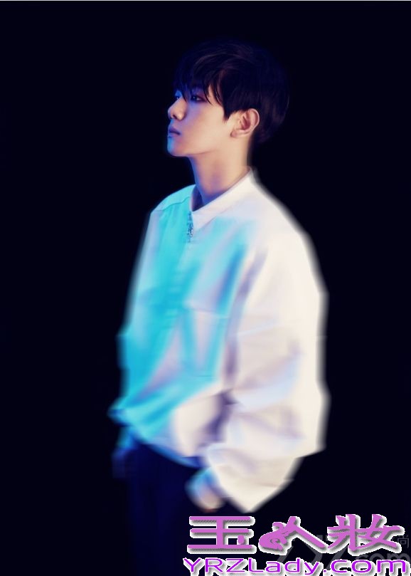 韩国大势男团EXO在近日公开全体成员的新造型，在这组写着中，12名成员分别采用了不同的梦幻背景倒映出熟男魅力，褪去了青涩男孩魅力，显得更MAN，分享EXO新专辑写真造型曝光，梦幻画面倒映出熟男魅力。