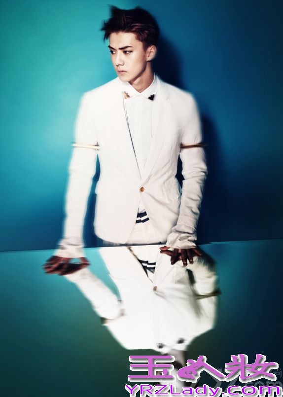 韩国大势男团EXO在近日公开全体成员的新造型，在这组写着中，12名成员分别采用了不同的梦幻背景倒映出熟男魅力，褪去了青涩男孩魅力，显得更MAN，分享EXO新专辑写真造型曝光，梦幻画面倒映出熟男魅力。