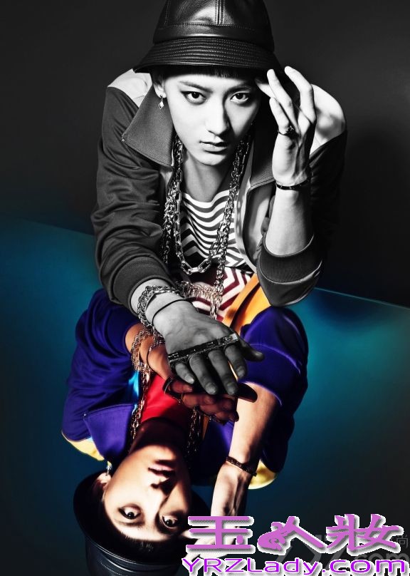 韩国大势男团EXO在近日公开全体成员的新造型，在这组写着中，12名成员分别采用了不同的梦幻背景倒映出熟男魅力，褪去了青涩男孩魅力，显得更MAN，分享EXO新专辑写真造型曝光，梦幻画面倒映出熟男魅力。