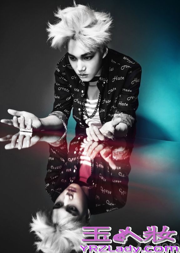 韩国大势男团EXO在近日公开全体成员的新造型，在这组写着中，12名成员分别采用了不同的梦幻背景倒映出熟男魅力，褪去了青涩男孩魅力，显得更MAN，分享EXO新专辑写真造型曝光，梦幻画面倒映出熟男魅力。