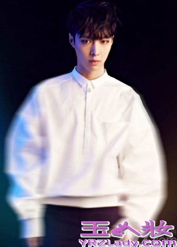 韩国大势男团EXO在近日公开全体成员的新造型，在这组写着中，12名成员分别采用了不同的梦幻背景倒映出熟男魅力，褪去了青涩男孩魅力，显得更MAN，分享EXO新专辑写真造型曝光，梦幻画面倒映出熟男魅力。