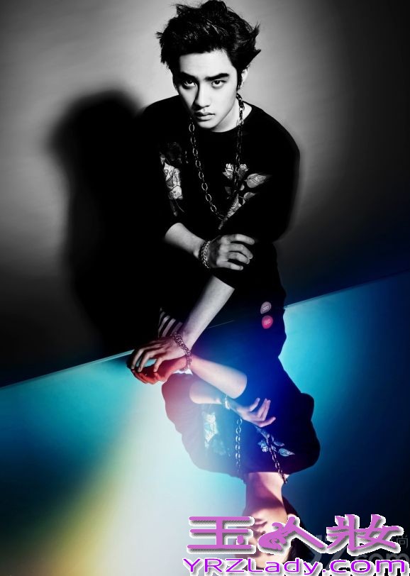 韩国大势男团EXO在近日公开全体成员的新造型，在这组写着中，12名成员分别采用了不同的梦幻背景倒映出熟男魅力，褪去了青涩男孩魅力，显得更MAN，分享EXO新专辑写真造型曝光，梦幻画面倒映出熟男魅力。