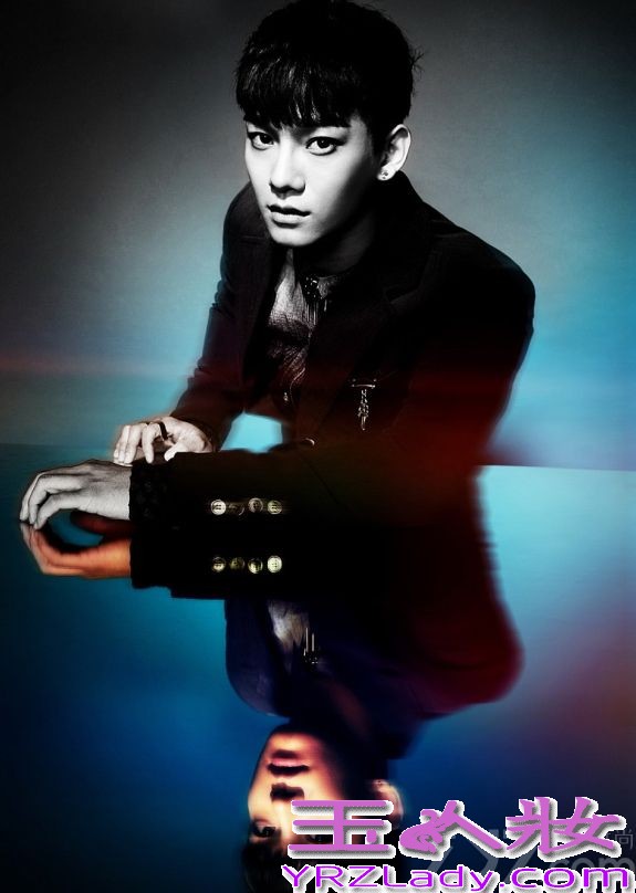 韩国大势男团EXO在近日公开全体成员的新造型，在这组写着中，12名成员分别采用了不同的梦幻背景倒映出熟男魅力，褪去了青涩男孩魅力，显得更MAN，分享EXO新专辑写真造型曝光，梦幻画面倒映出熟男魅力。