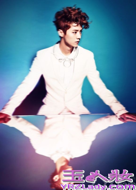 韩国大势男团EXO在近日公开全体成员的新造型，在这组写着中，12名成员分别采用了不同的梦幻背景倒映出熟男魅力，褪去了青涩男孩魅力，显得更MAN，分享EXO新专辑写真造型曝光，梦幻画面倒映出熟男魅力。