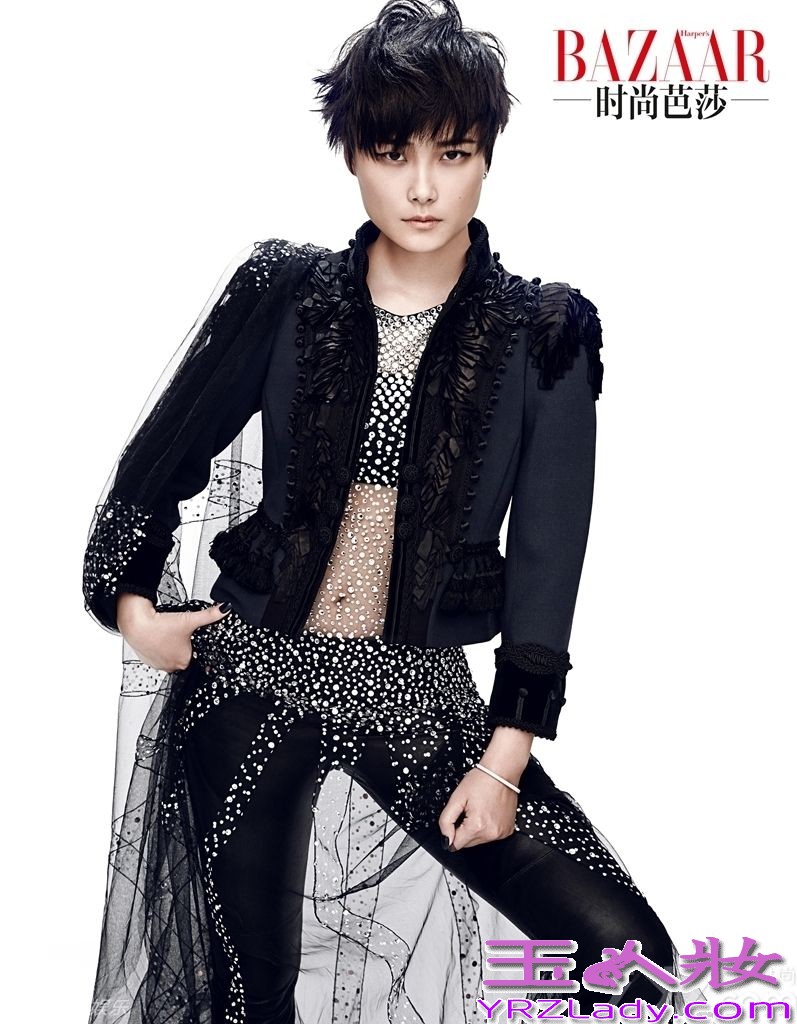 近日，李宇春登上《时尚芭莎》双刊封面。李宇春透明装扮造型前卫，并头戴羽冠显高冷气质。