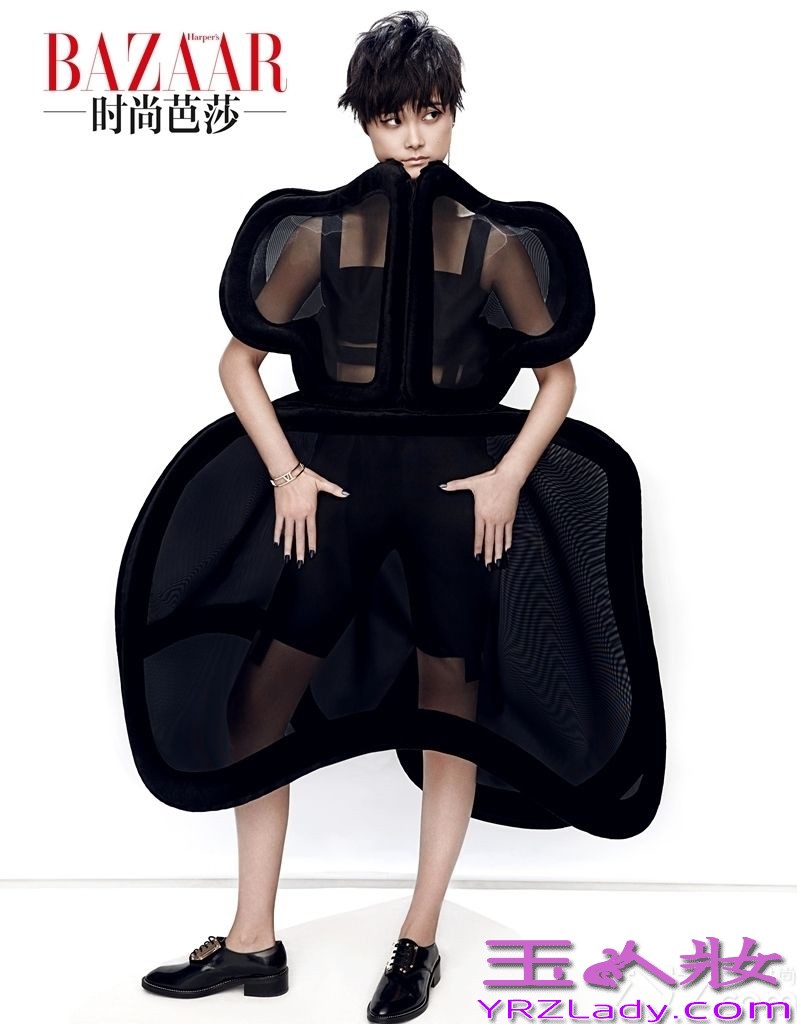 近日，李宇春登上《时尚芭莎》双刊封面。李宇春透明装扮造型前卫，并头戴羽冠显高冷气质。